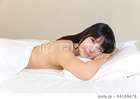 若い女性　エステ　美容 44109479