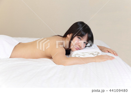若い女性　エステ　美容 44109480