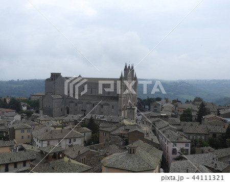 オルヴィエート大聖堂 とオルヴィエートの町並み 44111321