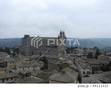 オルヴィエートのドゥオーモと街並み 44111322
