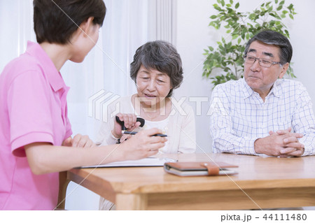 介護保険認定調査を受けるシニア　ケアマネージャー 44111480