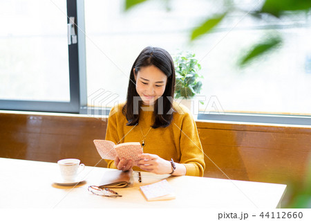 カフェ　女性　ライフスタイル 44112660