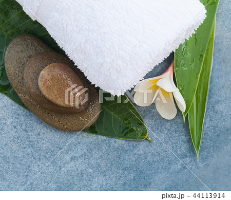Set for massage with flower stones and leaves 44113914