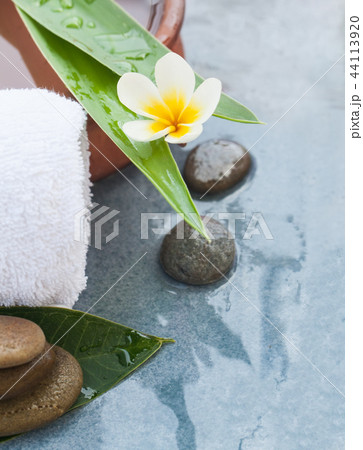 spa compositions with sunlight for massage 44113920