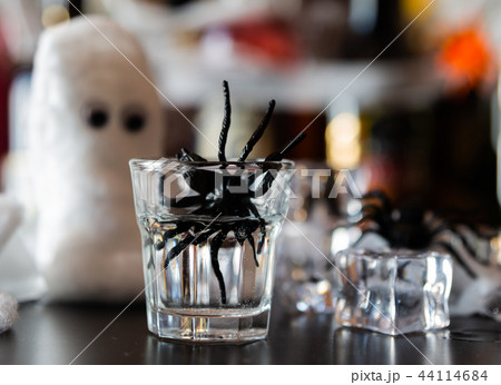 creepy halloween party cocktails 44114684