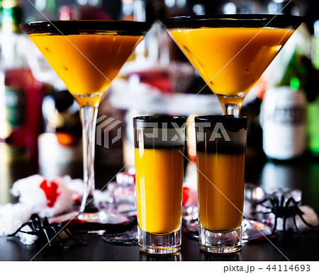 creepy halloween party cocktails 44114693