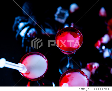 creepy halloween party cocktails with blood 44114763