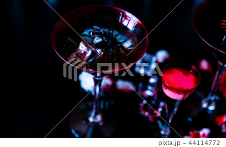 creepy halloween party cocktails with blood 44114772