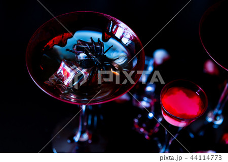 creepy halloween party cocktails with blood 44114773