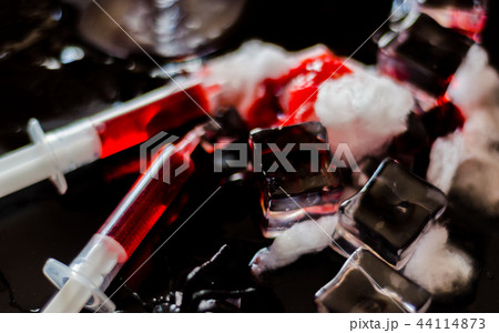 creepy halloween party cocktails with blood 44114873