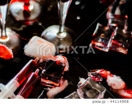 creepy halloween party cocktails with blood 44114908