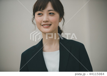 young woman 44115064