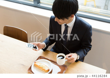 若いビジネスマン(軽食、スマホ) 若いビジネスマン(軽食、スマホ) 44116284