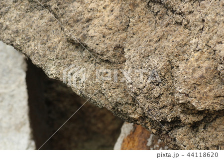 荒い岩肌 44118620