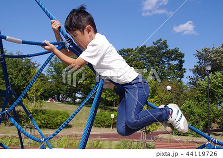 縄のジャングルジムを上る 44119726