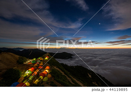 【長野県 燕岳】 燕山荘から見る雲海とテントと朝 44119895
