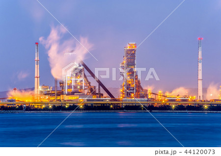 煙突 工場 海 44120073
