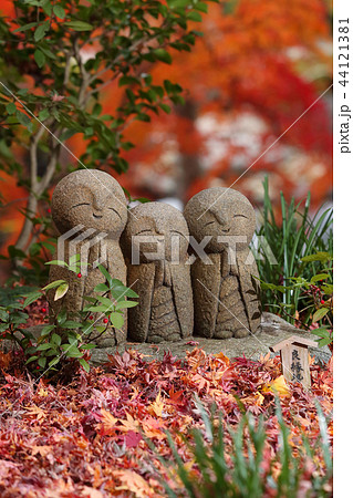 可愛らしいお地蔵さまと紅葉(縦) 可愛らしいお地蔵さまと紅葉(縦) 44121381