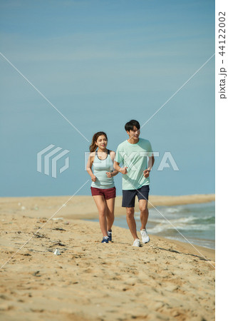 夏 海 カップルの写真素材