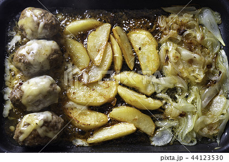 チーズハンバーグとポテトとオニオンスライス チーズハンバーグとポテトとオニオンスライス 44123530