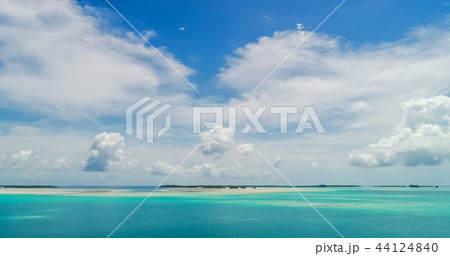 エメラルドグリーンの海に浮かサンゴ礁の島。パラオ。(ドローンで空撮) エメラルドグリーンの海に浮かサンゴ礁の島。パラオ。(ドローンで空撮) 44124840