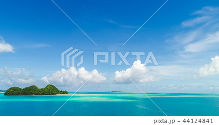 エメラルドグリーンの海に浮かサンゴ礁の島。パラオ。（ドローンで空撮） 44124841