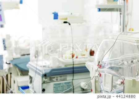 Newborn baby in hospital incubator 44124880