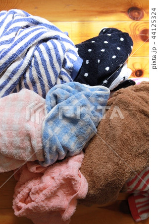 クシャクシャに丸めた濡れているバスタオル　干す前の洗濯物 44125324