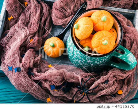 Hot cocoa with pumpkin marshmallows 44125370