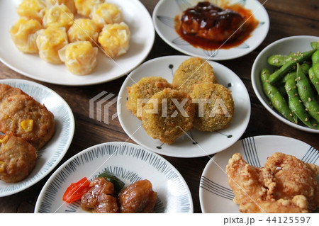小皿に乗せて並べたお弁当用の色々なおかず 小皿に乗せて並べたお弁当用の色々なおかず 44125597