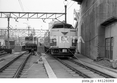 上野駅回送線で待機する車両 44126069