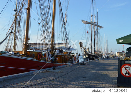 デンマーク、Aeroe島、マスタル港に寄港中の帆船 44129345