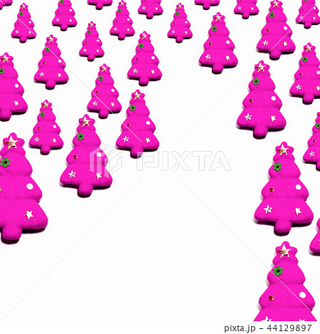 ピンクのクリスマスツリーのオーナメントで作って置いた森の小道と白バックの写真素材