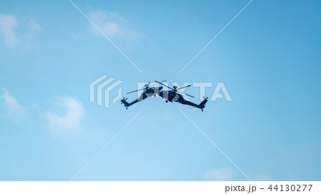 航空ショーの戦闘ヘリコプター 44130277
