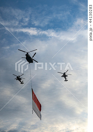 シンガポール国旗を掲げる軍用ヘリコプター シンガポール国旗を掲げる軍用ヘリコプター 44130283