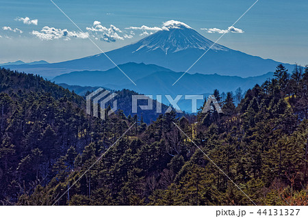 冬の大菩薩連嶺・小金沢山から見る富士山 冬の大菩薩連嶺・小金沢山から見る富士山 44131327