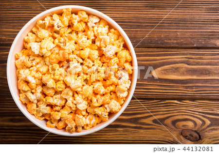 Yellow cheese popcorn in bowl 44132081