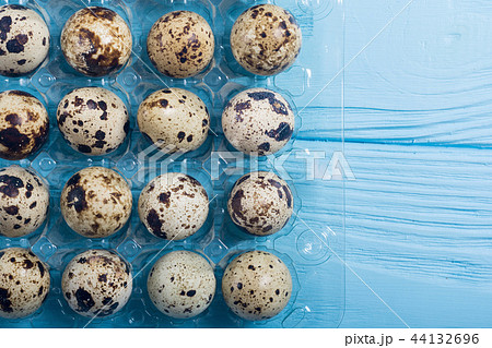 Raw qail eggs background Raw qail eggs background 44132696