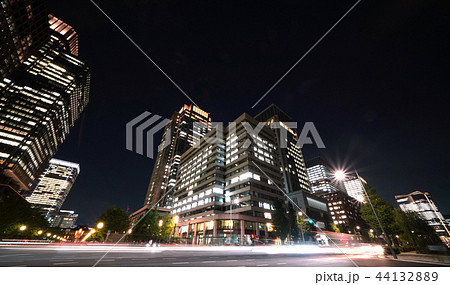 日本の東京都市景観  「和田倉門」から、東京駅や高層ビル群、東京ミッドタウン日比谷などを望む 44132889