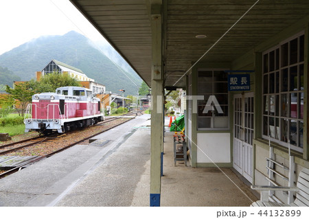 旧片上鉄道 吉ヶ原駅　昭和の面影が残る木造駅舎 44132899