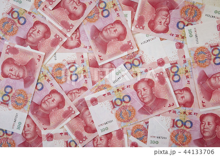 中国の通貨人民元　沢山の100元札 44133706