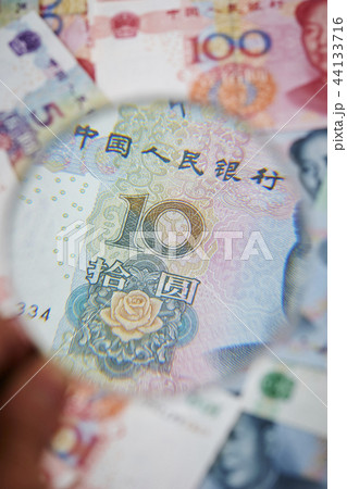 中国の人民元と虫眼鏡を持つ手 44133716