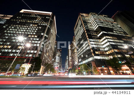 日本の東京都市景観　「大手門」から、大手門タワー・JXビルやパレスビルなどを望む 44134911