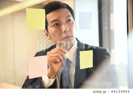 メモを見るビジネスマン 44134943