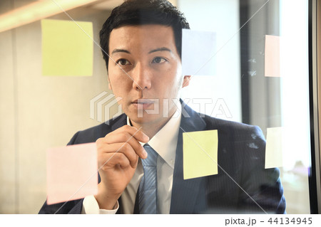 メモを見るビジネスマン 44134945