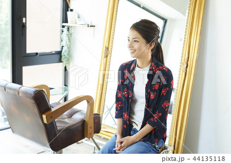 女性美容師 男性客 女性美容師 男性客 44135118