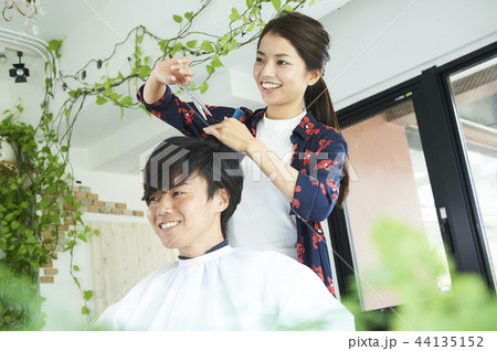 女性美容師 男性客 女性美容師 男性客 44135152