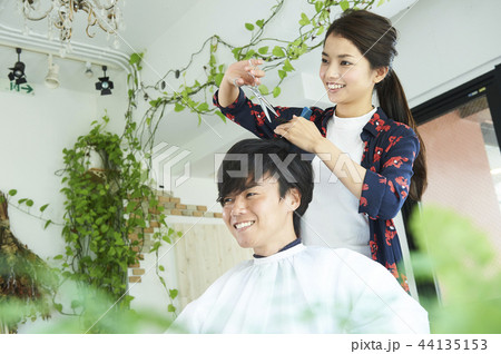 女性美容師 男性客 女性美容師 男性客 44135153