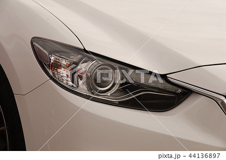 自動車のヘッドライト Headlight of the car 自動車のヘッドライト Headlight of the car 44136897
