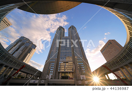 日本の東京都市景観 東京都庁と太陽光 日本の東京都市景観 東京都庁と太陽光 44136987